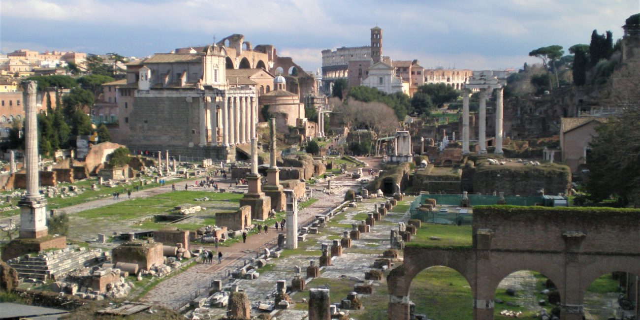 Vue sur vestiges archéologiques à Rome