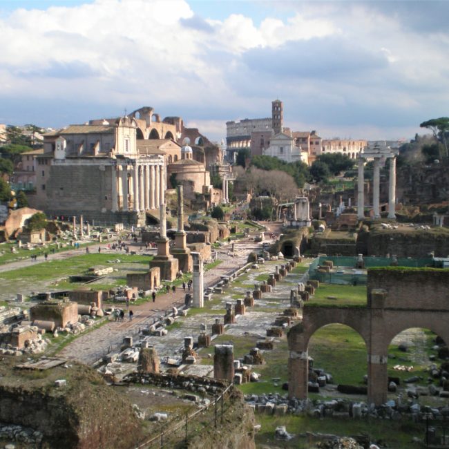 Vue sur vestiges archéologiques à Rome