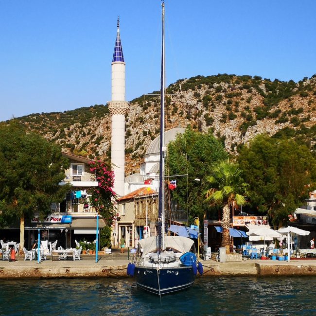 Vue sur le port et la mosquée de Bozburun