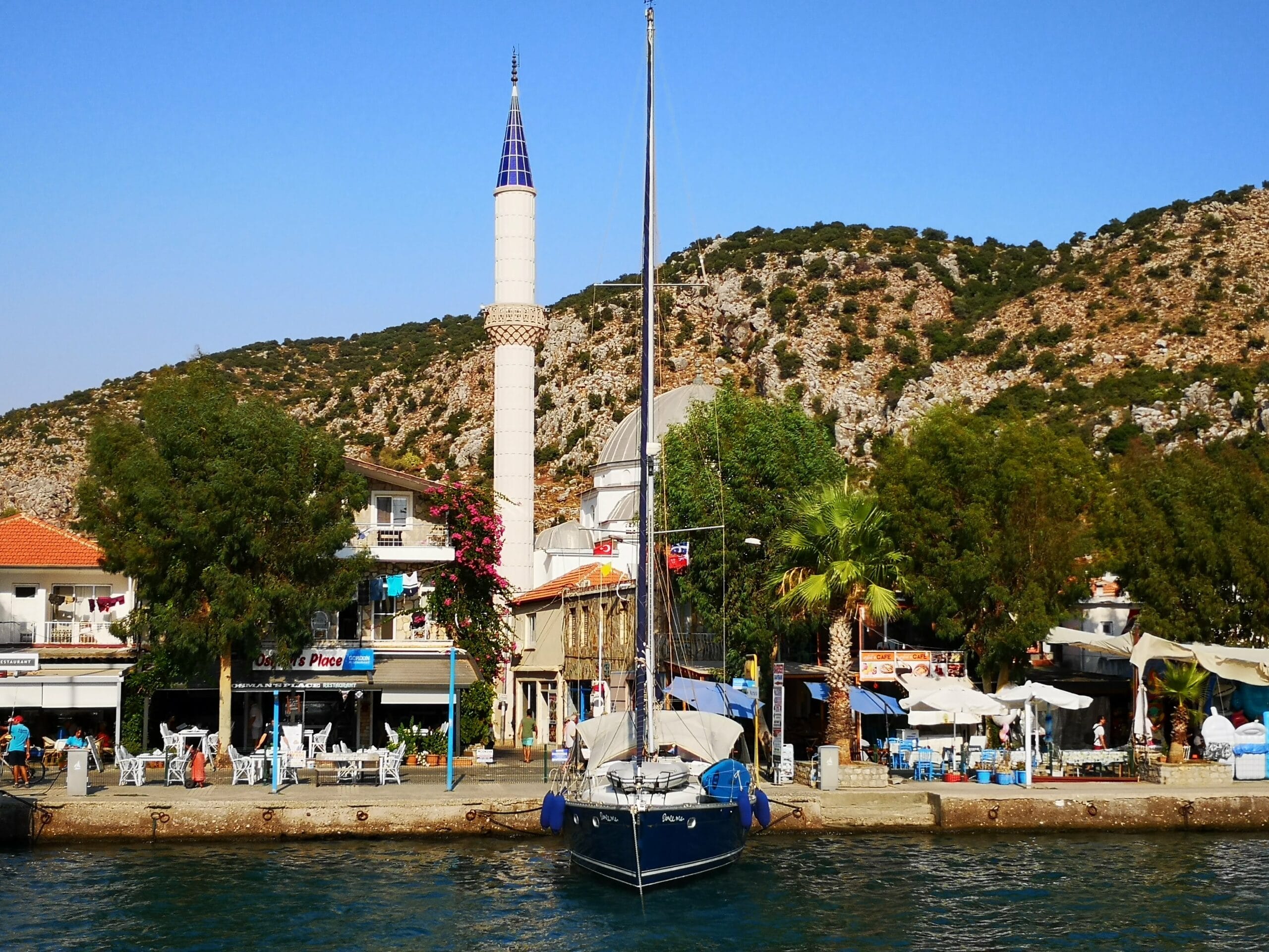 Vue sur le port et la mosquée de Bozburun