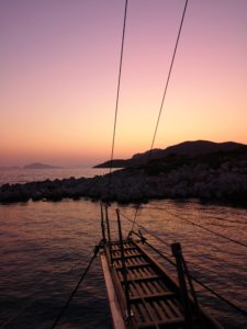 Coucher de soleil depuis le pont du bateau en Turquie