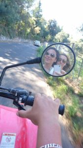 Laure et Boria dans rétroviseur quad en Grèce