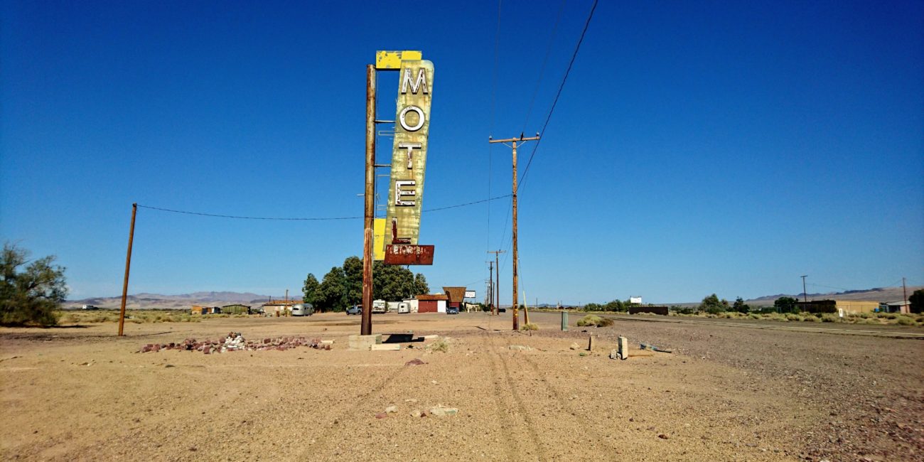 Grand panneau jaune motel au bord de la route