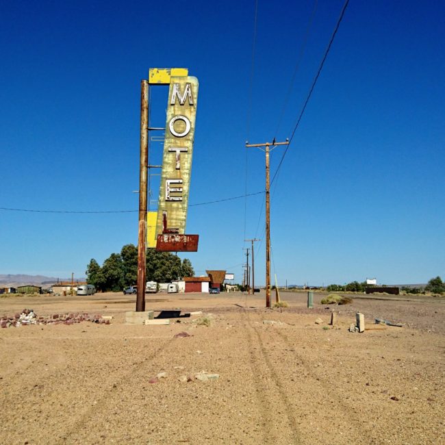 Grand panneau jaune motel au bord de la route