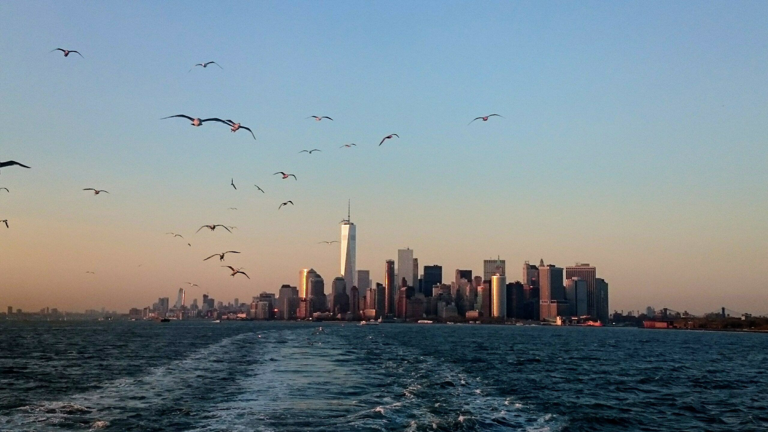 Skyline New York depuis un bateau au coucher de soleil