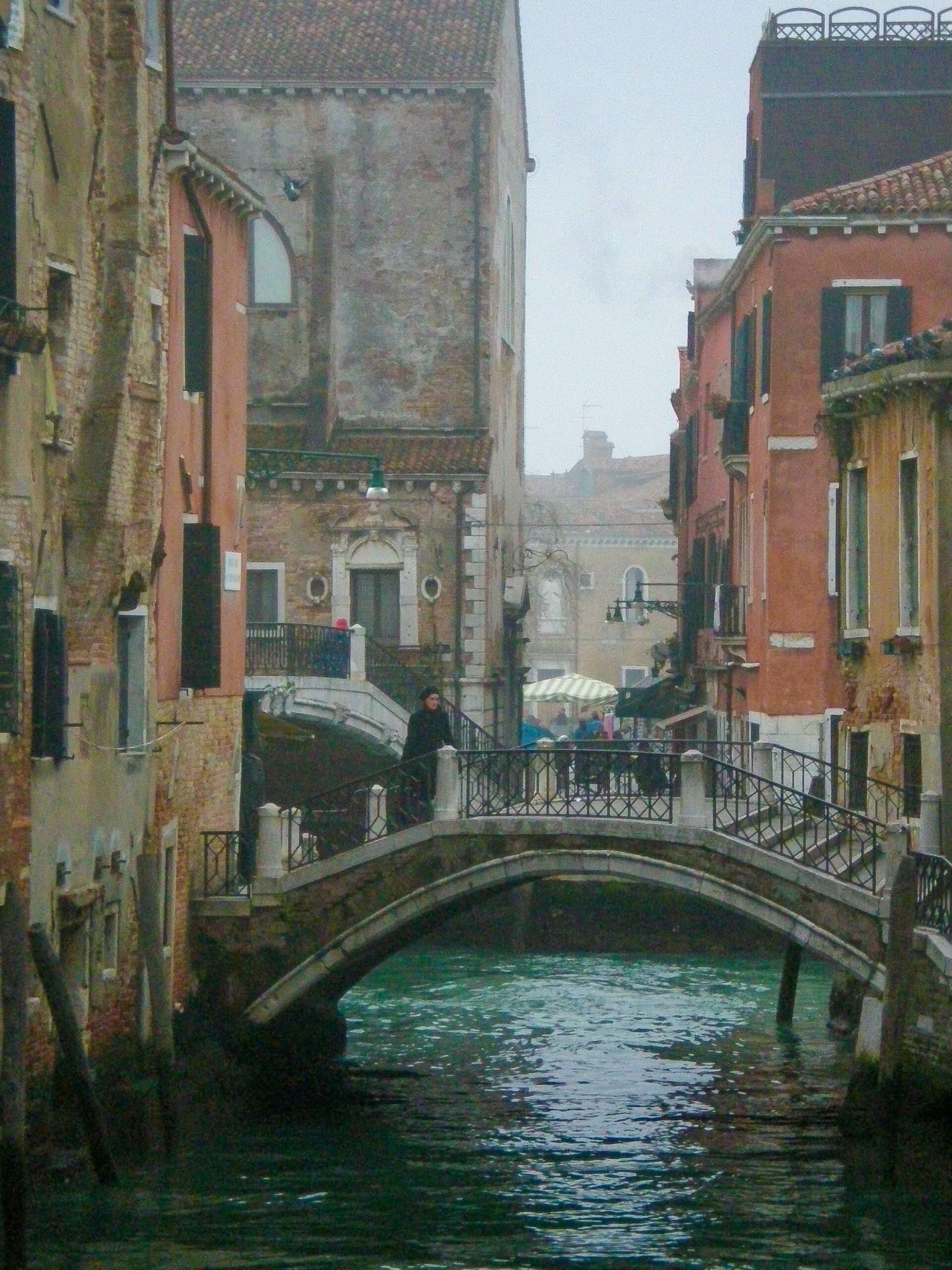 Ruelle et canal dans Venise l'hiver en Italie
