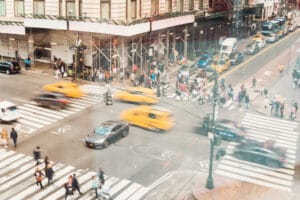 Croisement de rues à New York avec passants et voitures