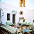 Terrasse d'un bar à Patmos en Grèce