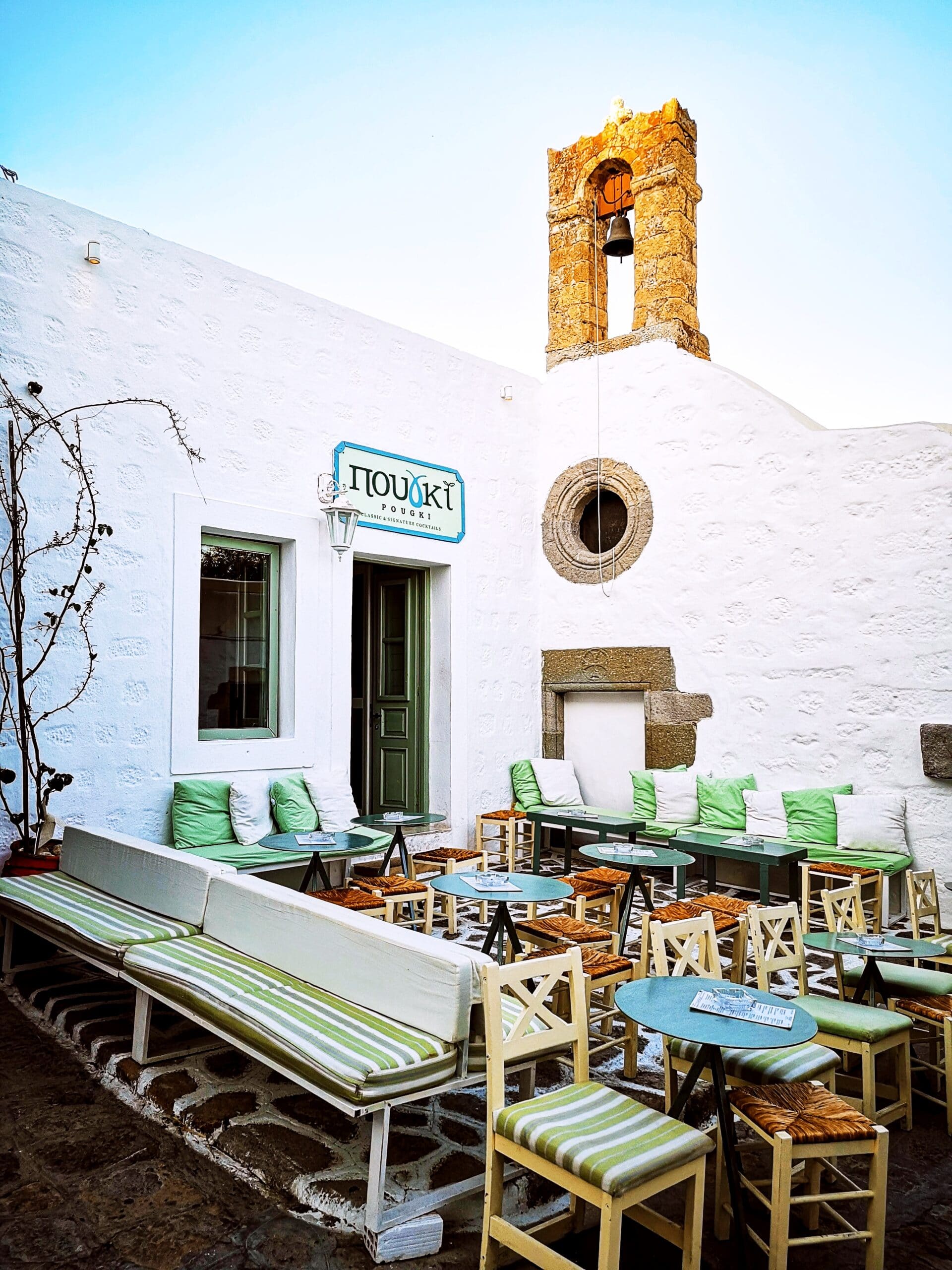 Terrasse d'un bar à Patmos en Grèce