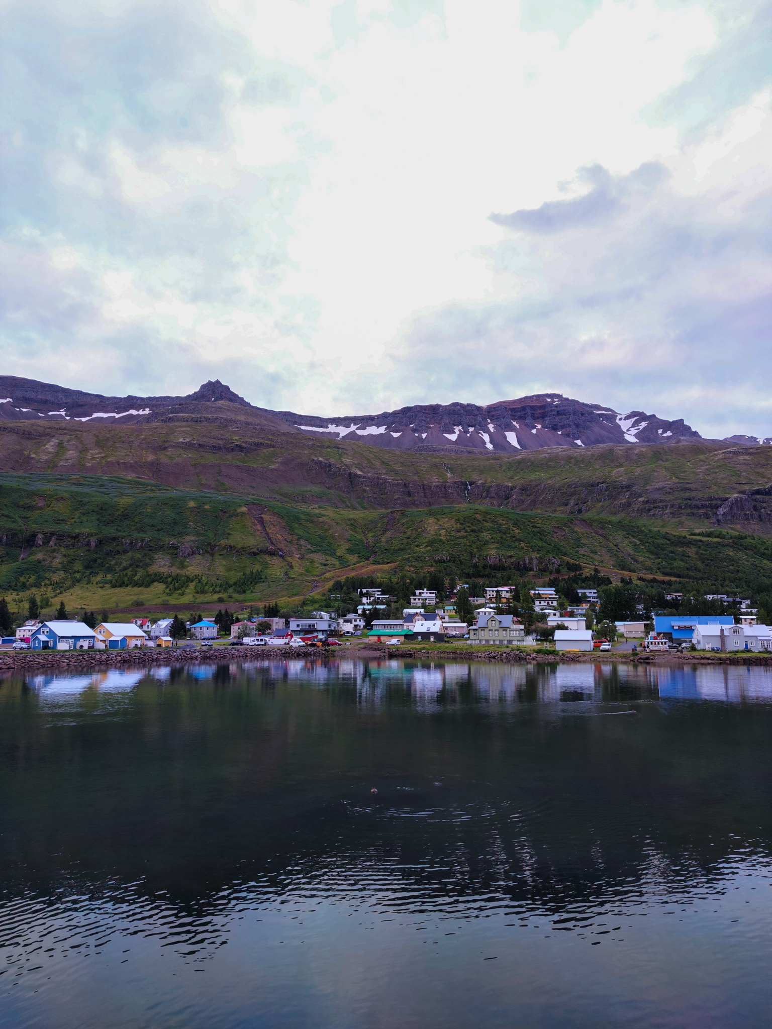 Vue de Seydisfjordur dans l'Est de l'Islande