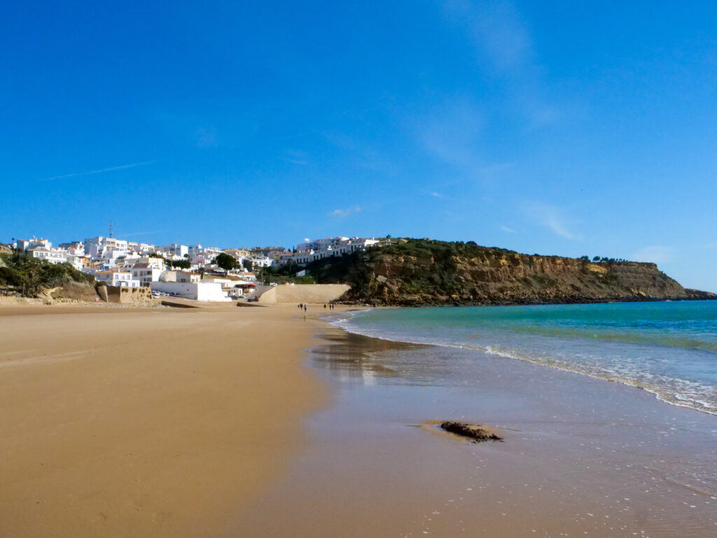 Vue sur le village et la plage de Burgau en Algarve