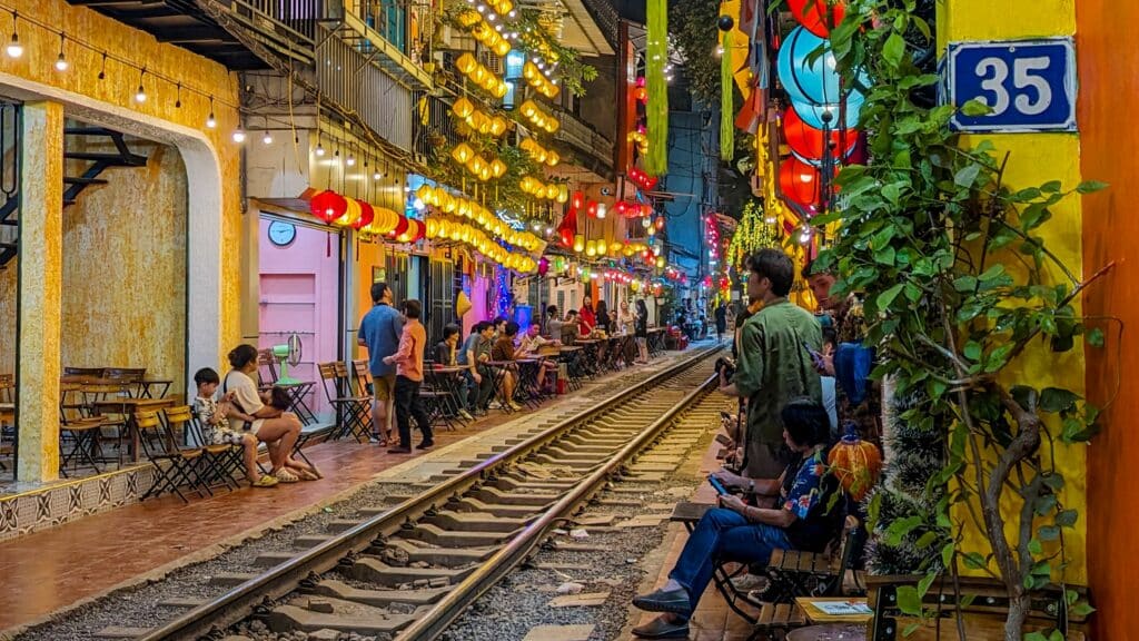 Vue colorée de train street de nuit à Hanoï au Vietnam