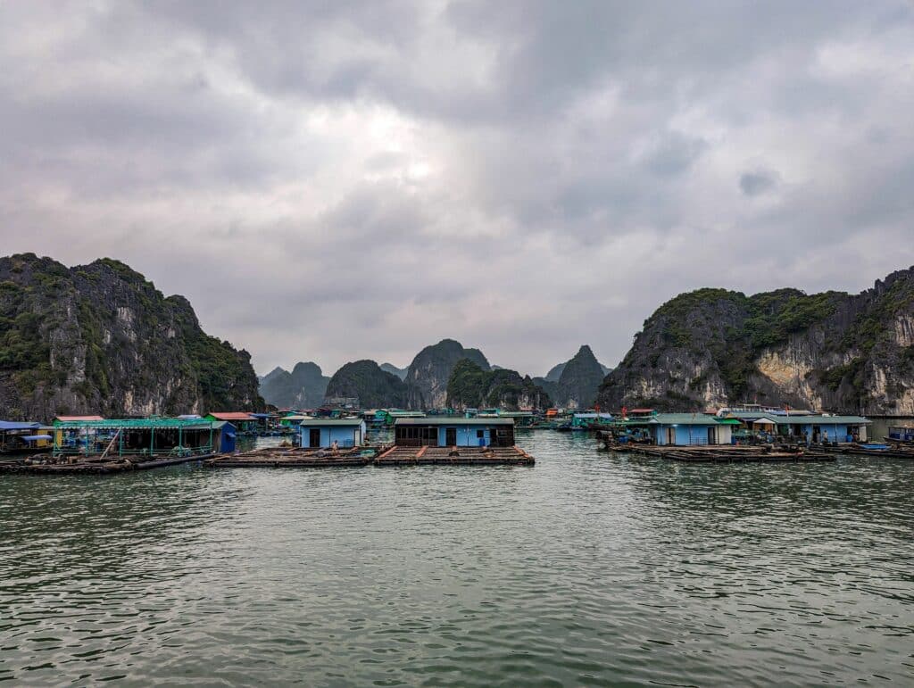 Village flottant dans la baie de Lan Ha au Vietnam