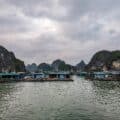 Village flottant dans la baie de Lan Ha au Vietnam