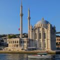 Mosquée d'Ortakoy sur le Bosphore à Istanbul