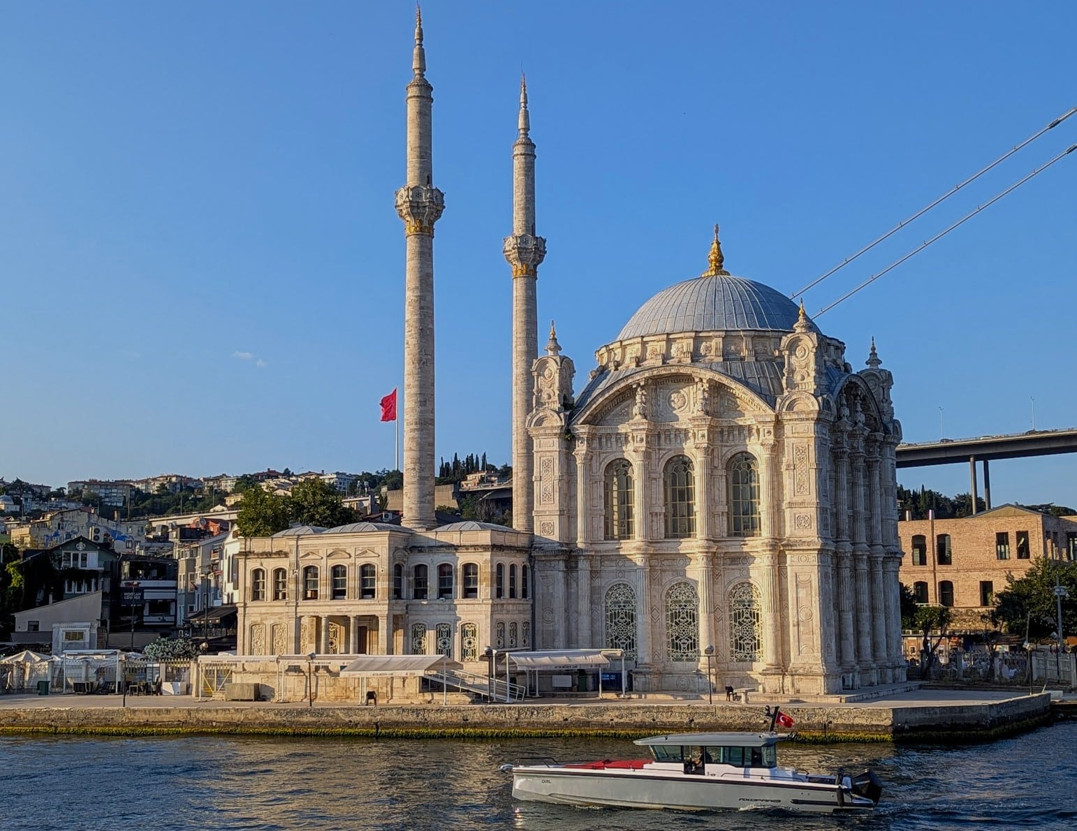 Mosquée d'Ortakoy sur le Bosphore à Istanbul