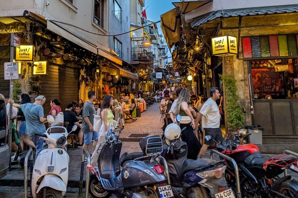 Ruelle animée du quartier Besiktas Istanbul