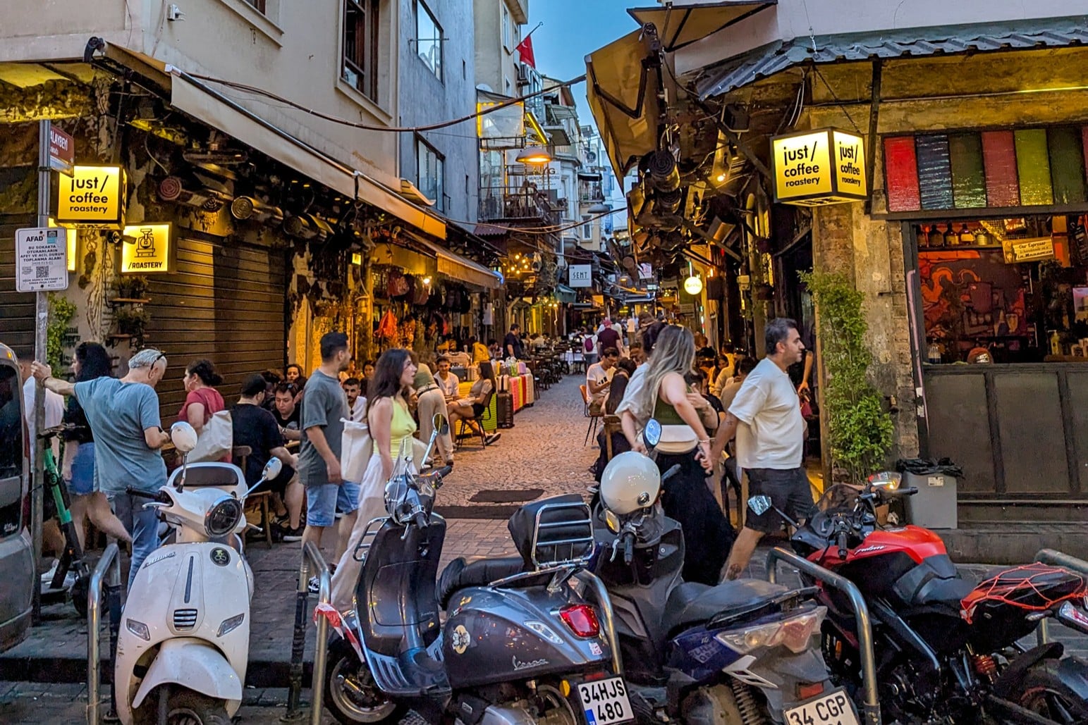Ruelle animée du quartier Besiktas Istanbul